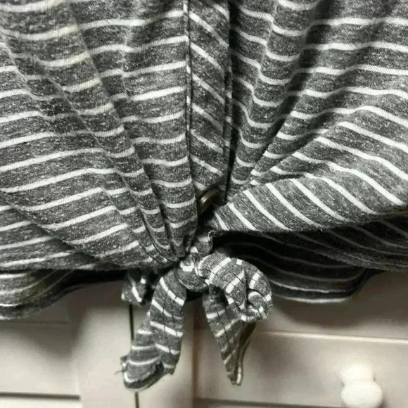 Lane Bryant V-Neck Sleeveless Striped Top Size 14/16 Gray & White - Picture 4 of 8
